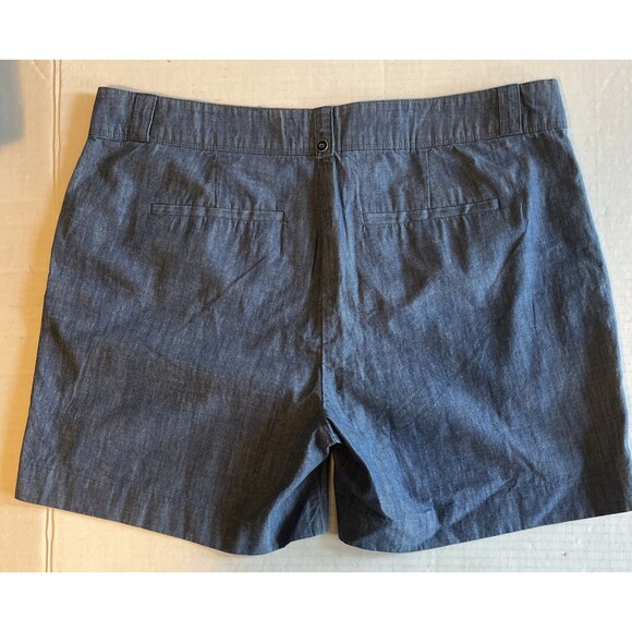 Isaac Mizrahi Shorts Women’s 14 Blue Chambray Cotton Slant Pockets Travel Beach - Picture 2 of 13